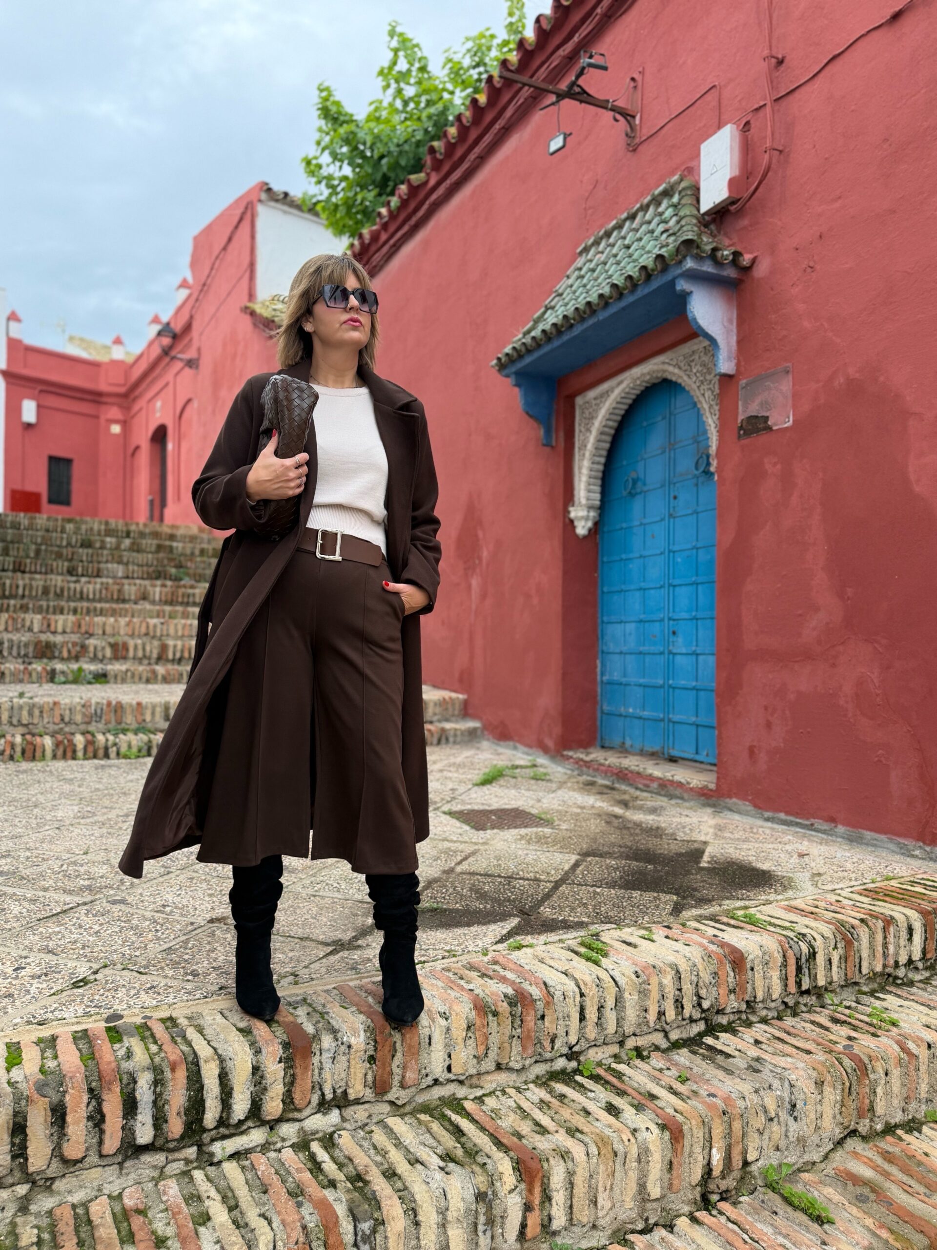 Pantalón recto midi marrón chocolate. - Imagen 3