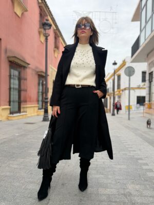 Pantalón recto midi negro.