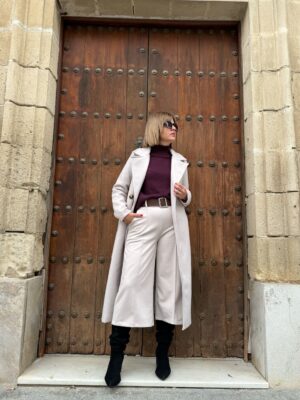 Pantalón recto midi beige.