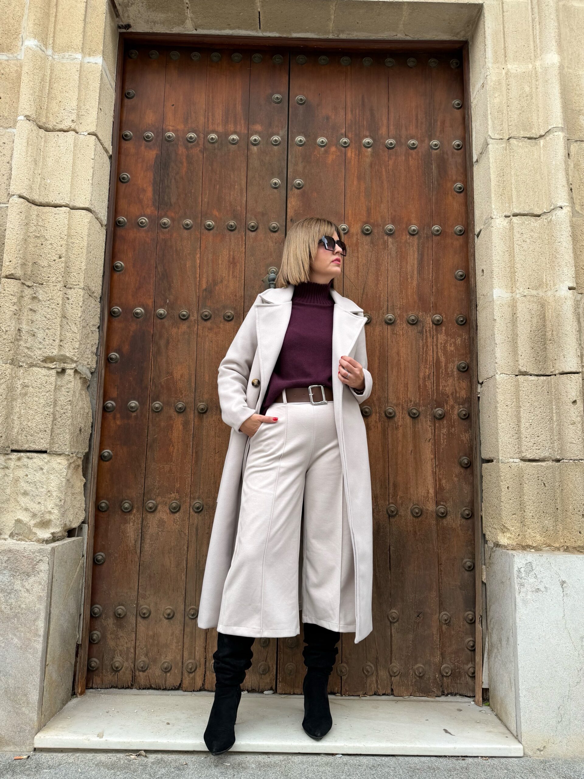 Pantalón recto midi beige.