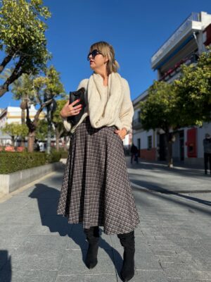 Falda de paño cuadro gris.