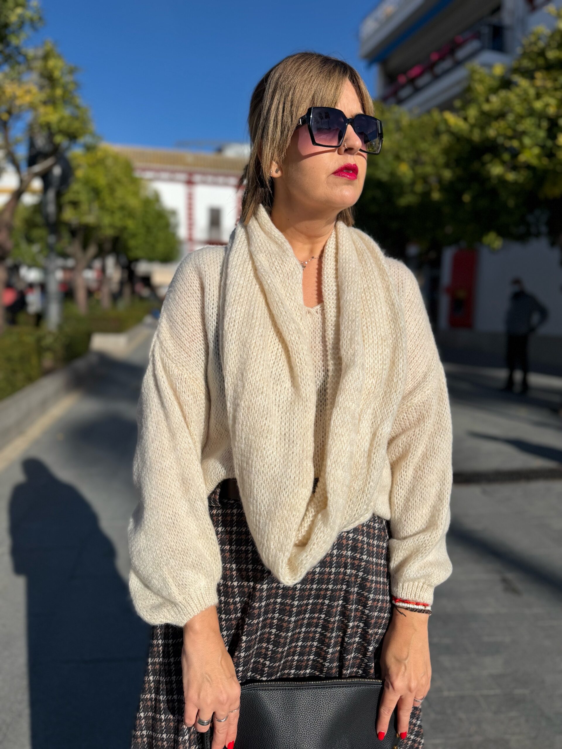 Conjunto jersey y cuello de bufanda beige. - Imagen 4