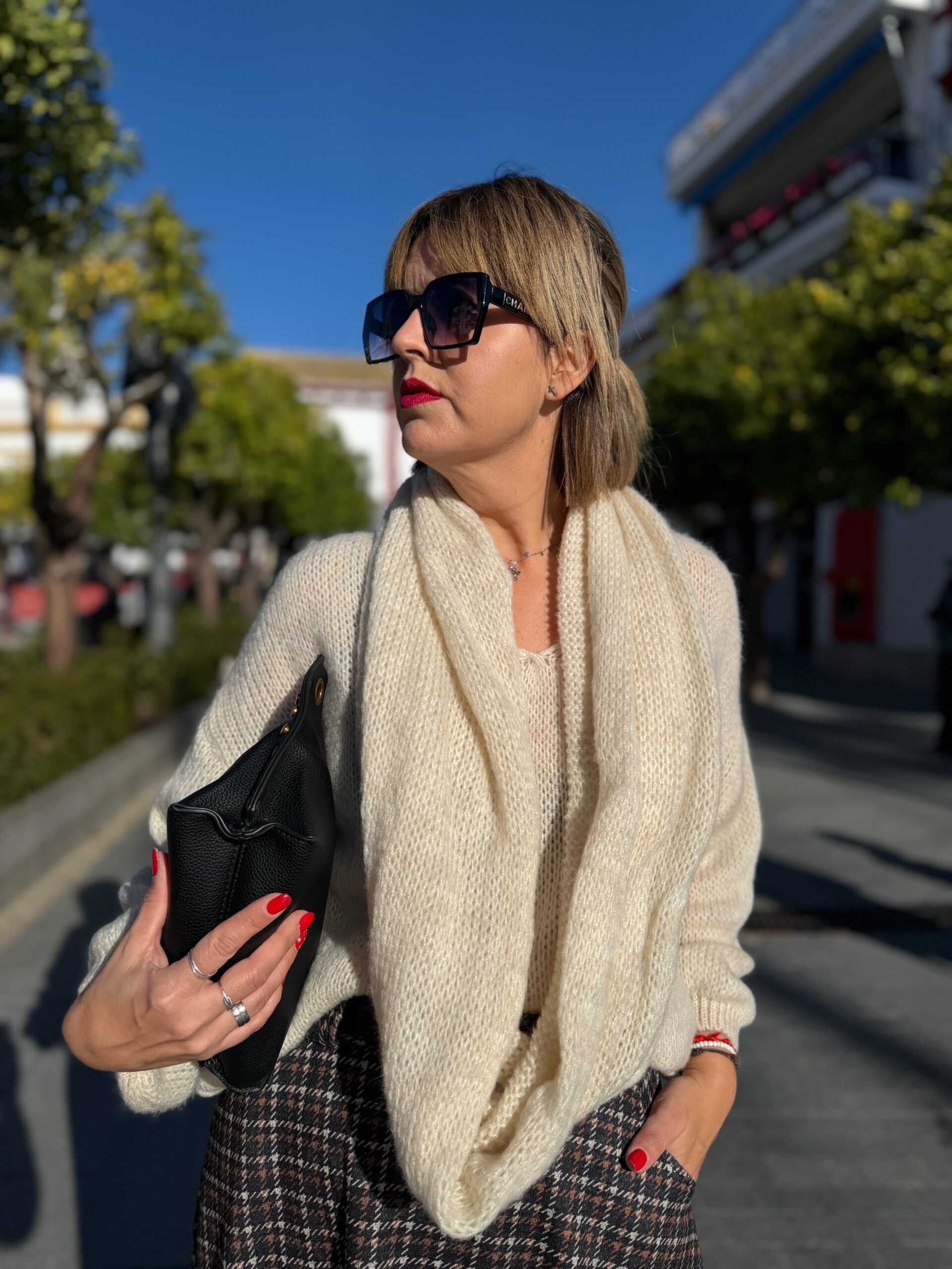 Conjunto jersey y cuello de bufanda beige. - Imagen 5