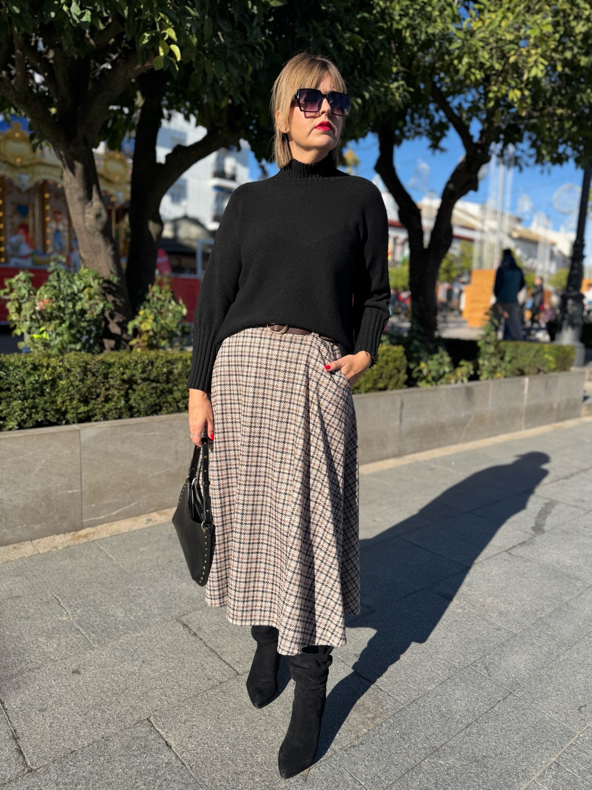 Falda de paño cuadro beige.