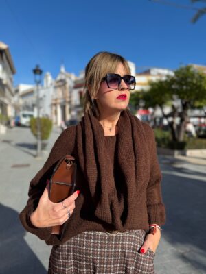 Conjunto jersey y cuello bufanda marrón chocolate.