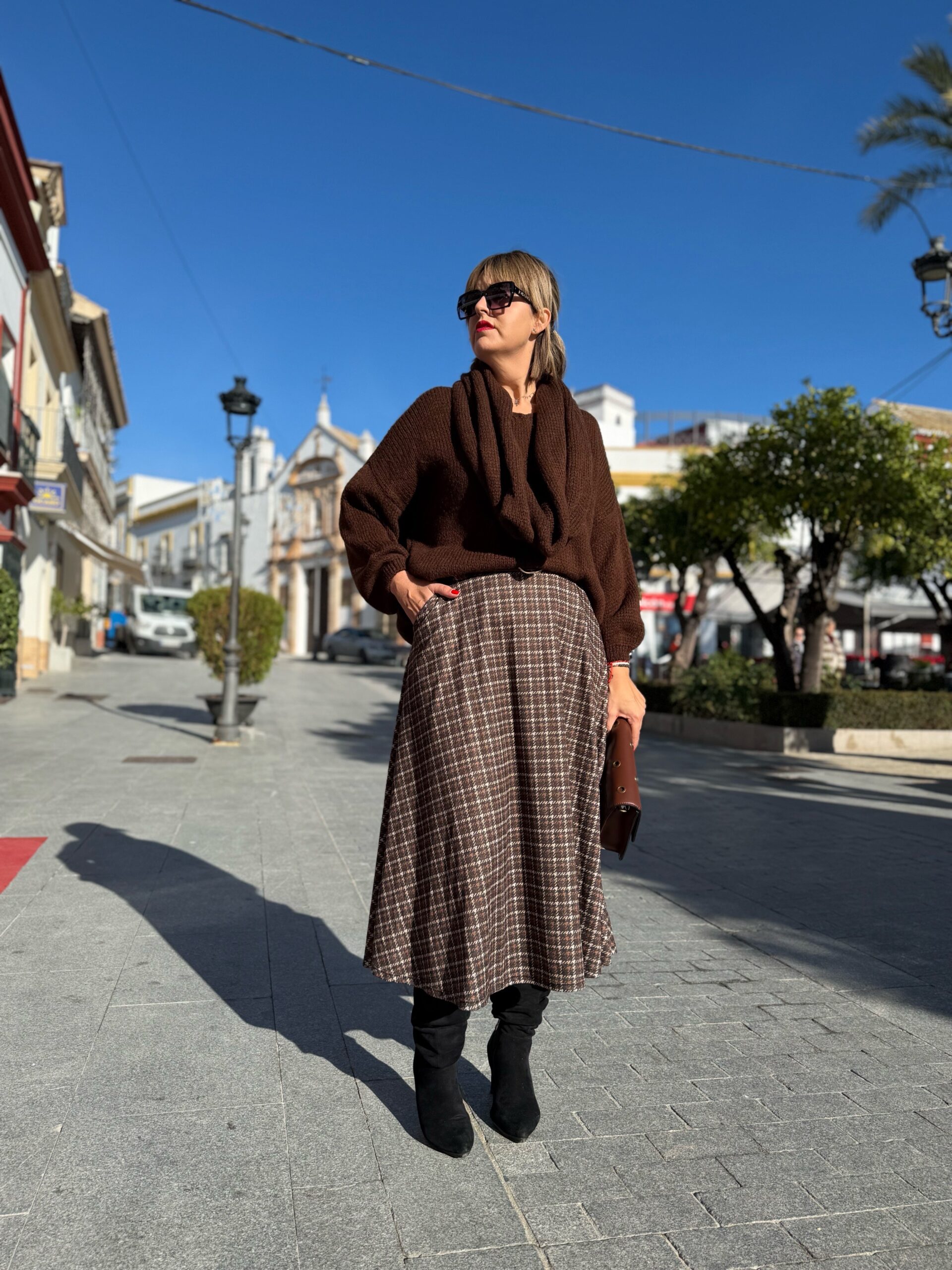 Falda de paño cuadro marrón.