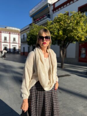 Conjunto jersey y cuello de bufanda beige.