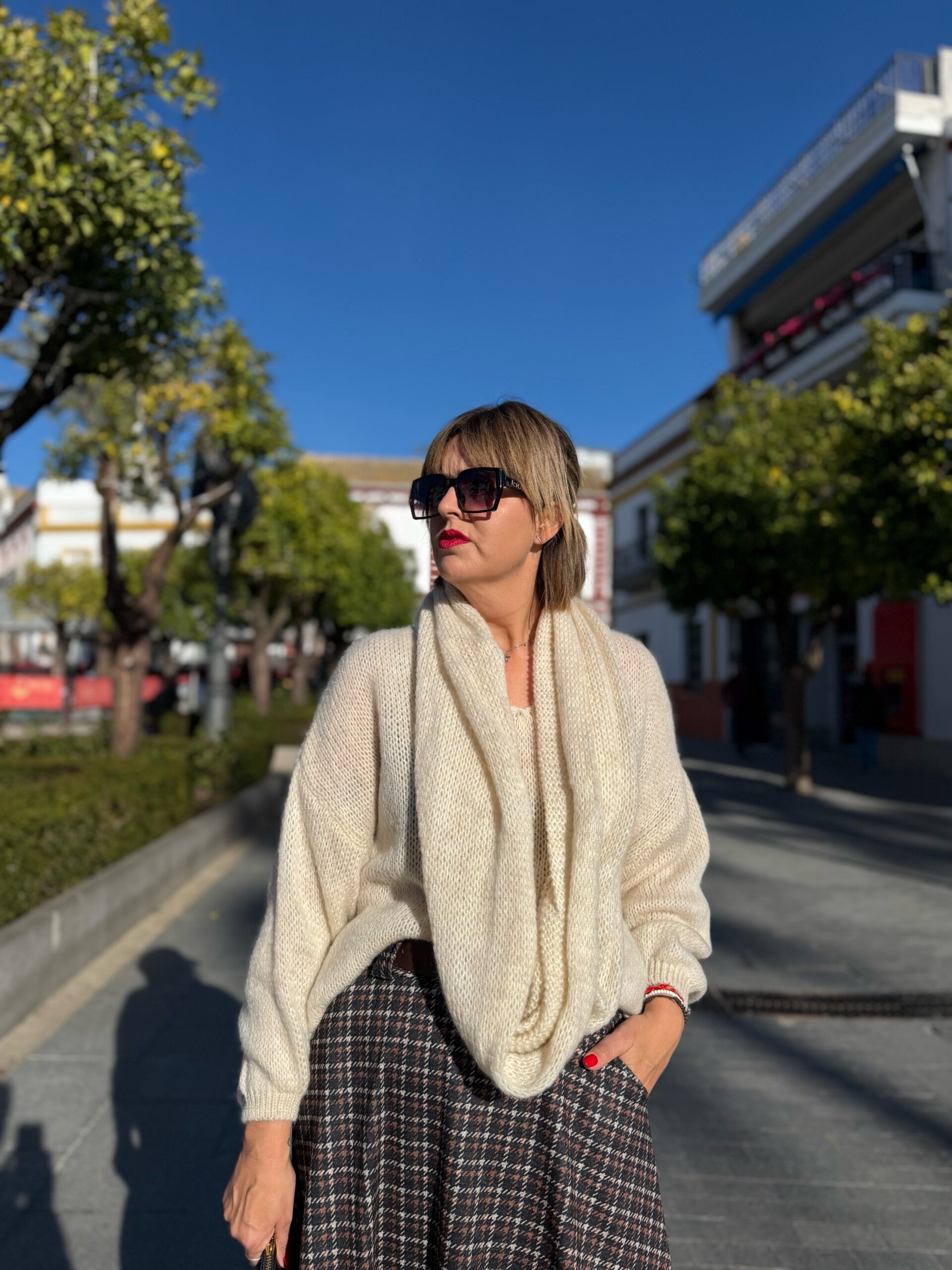 Conjunto jersey y cuello de bufanda beige. - Imagen 3
