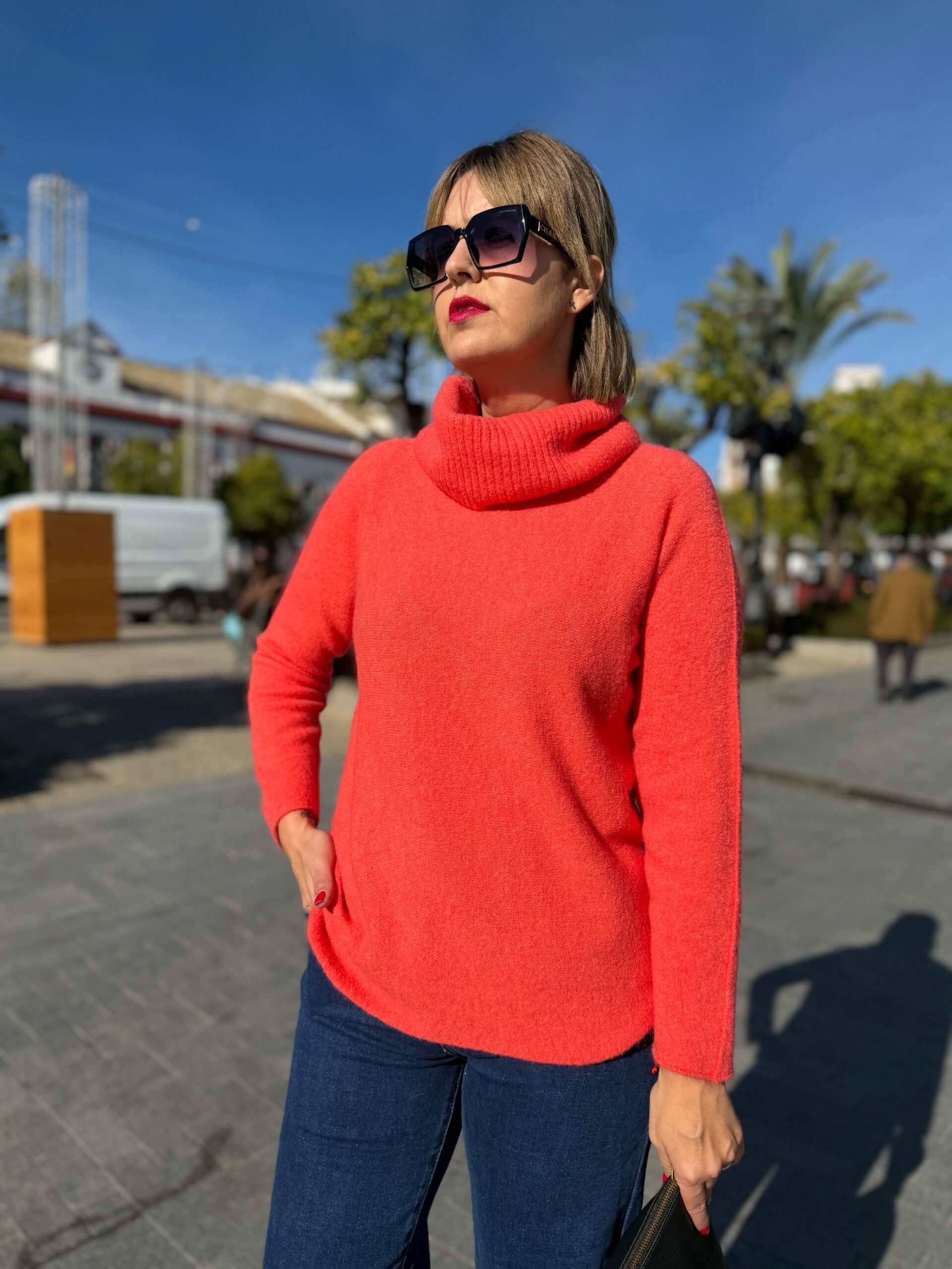 Jersey cuello alto vocón naranja.