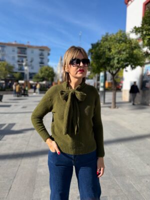 Jersey cuello lazo verde oliva.