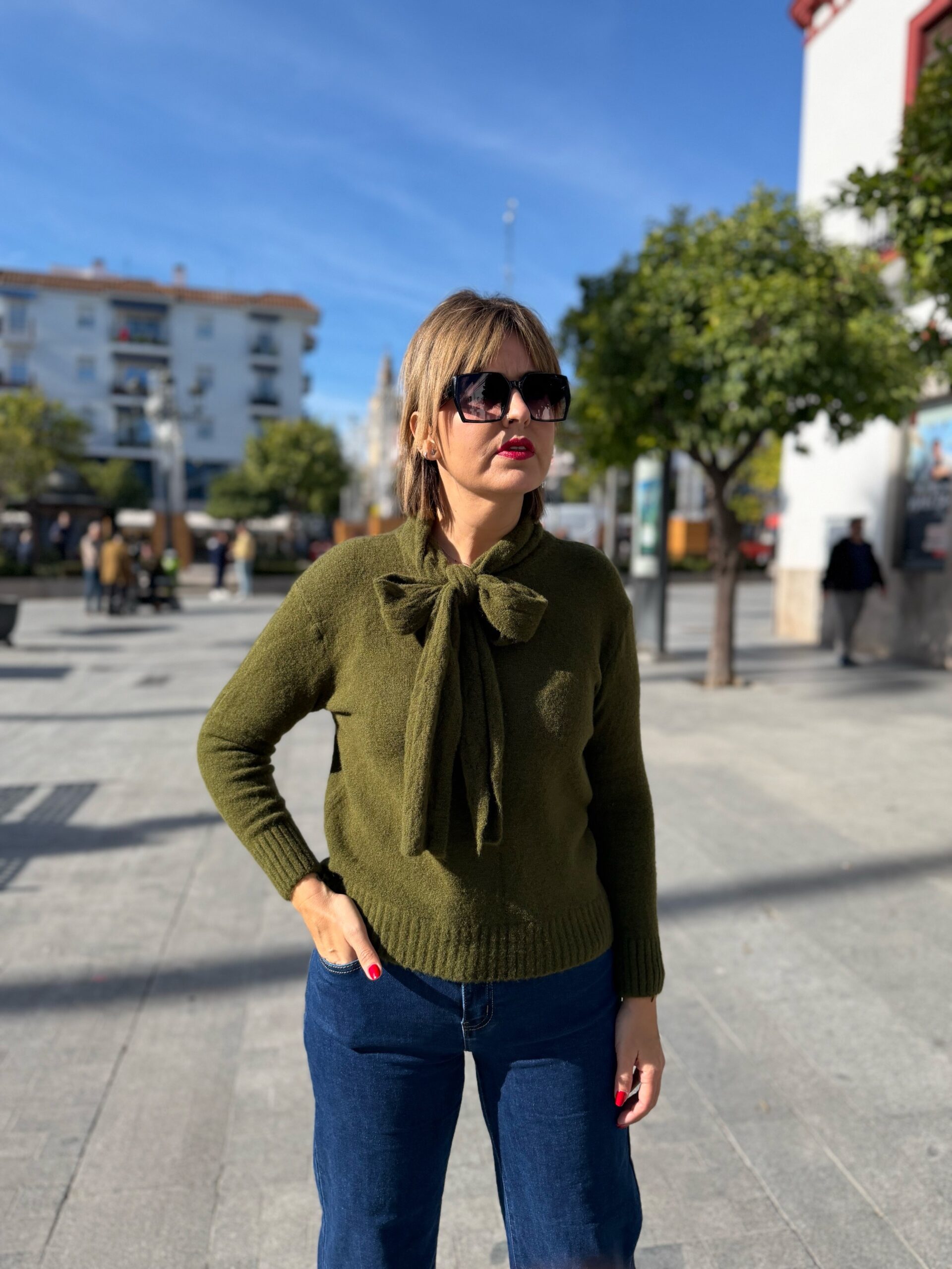 Jersey cuello lazo verde oliva.