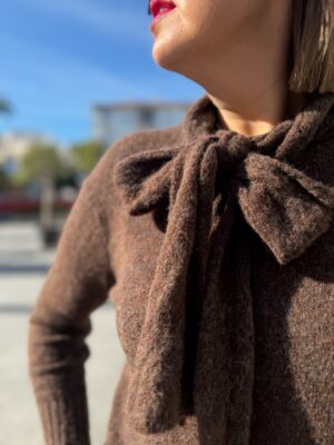 Jersey cuello lazo marrón.