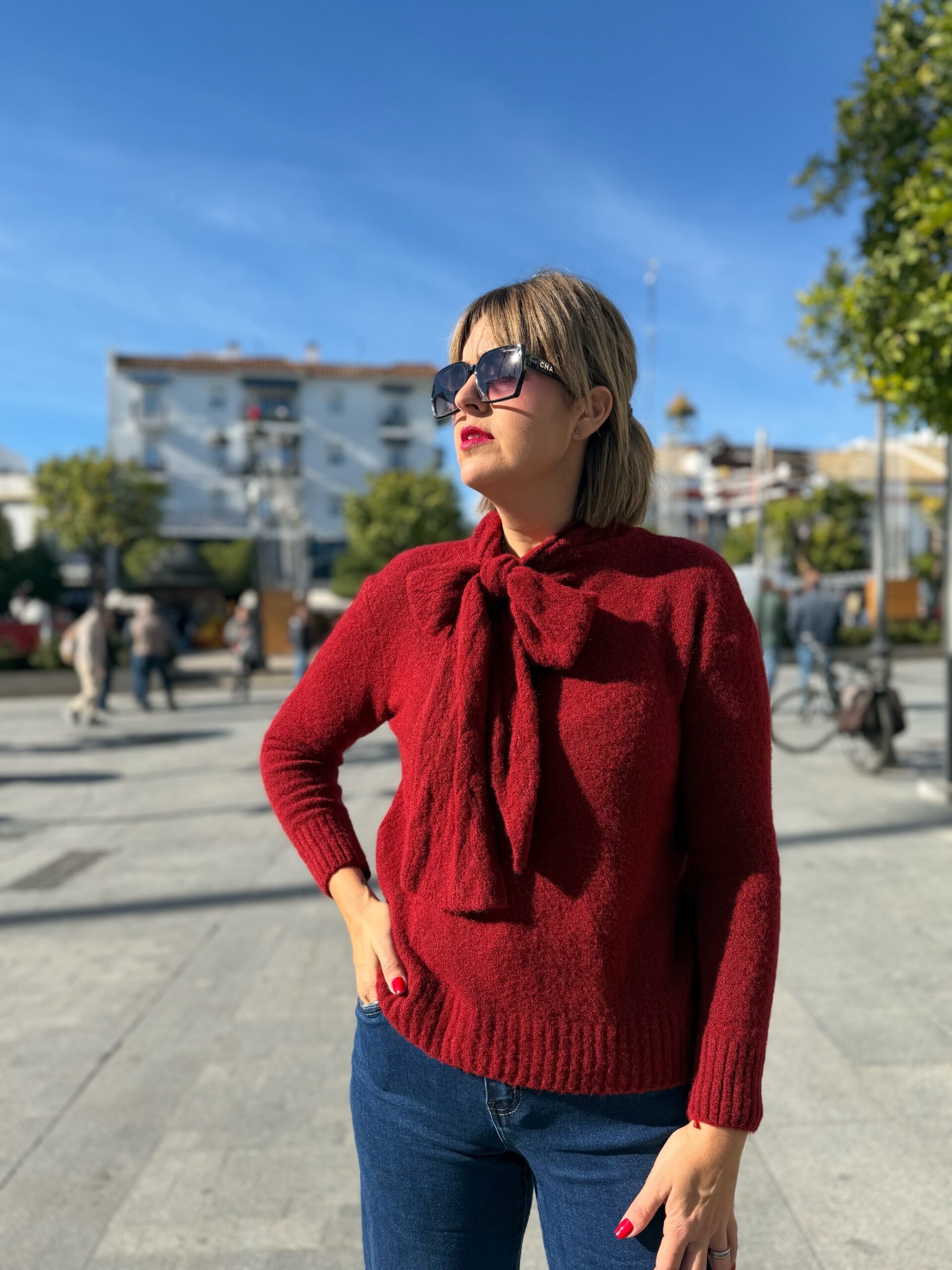 Jersey cuello lazo burdeos.