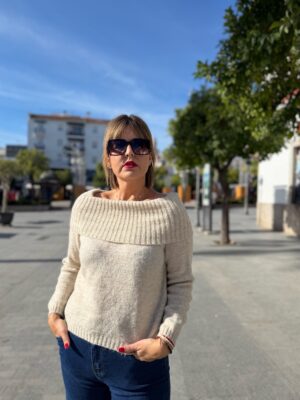 Jersey hombro caído beige.