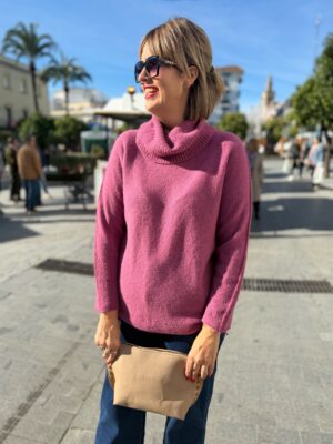 Jersey cuello alto bocón rosa.