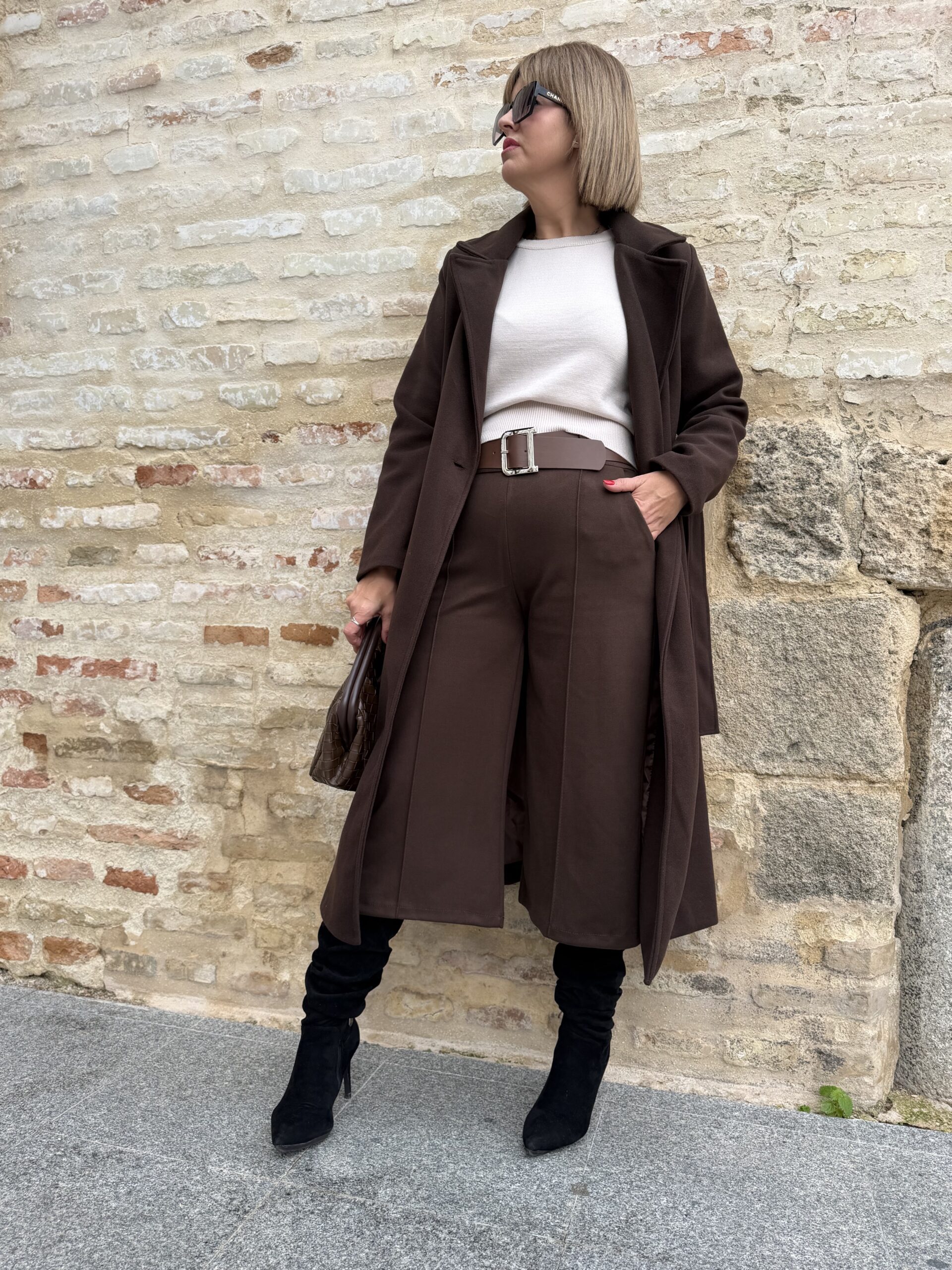 Pantalón recto midi marrón chocolate.