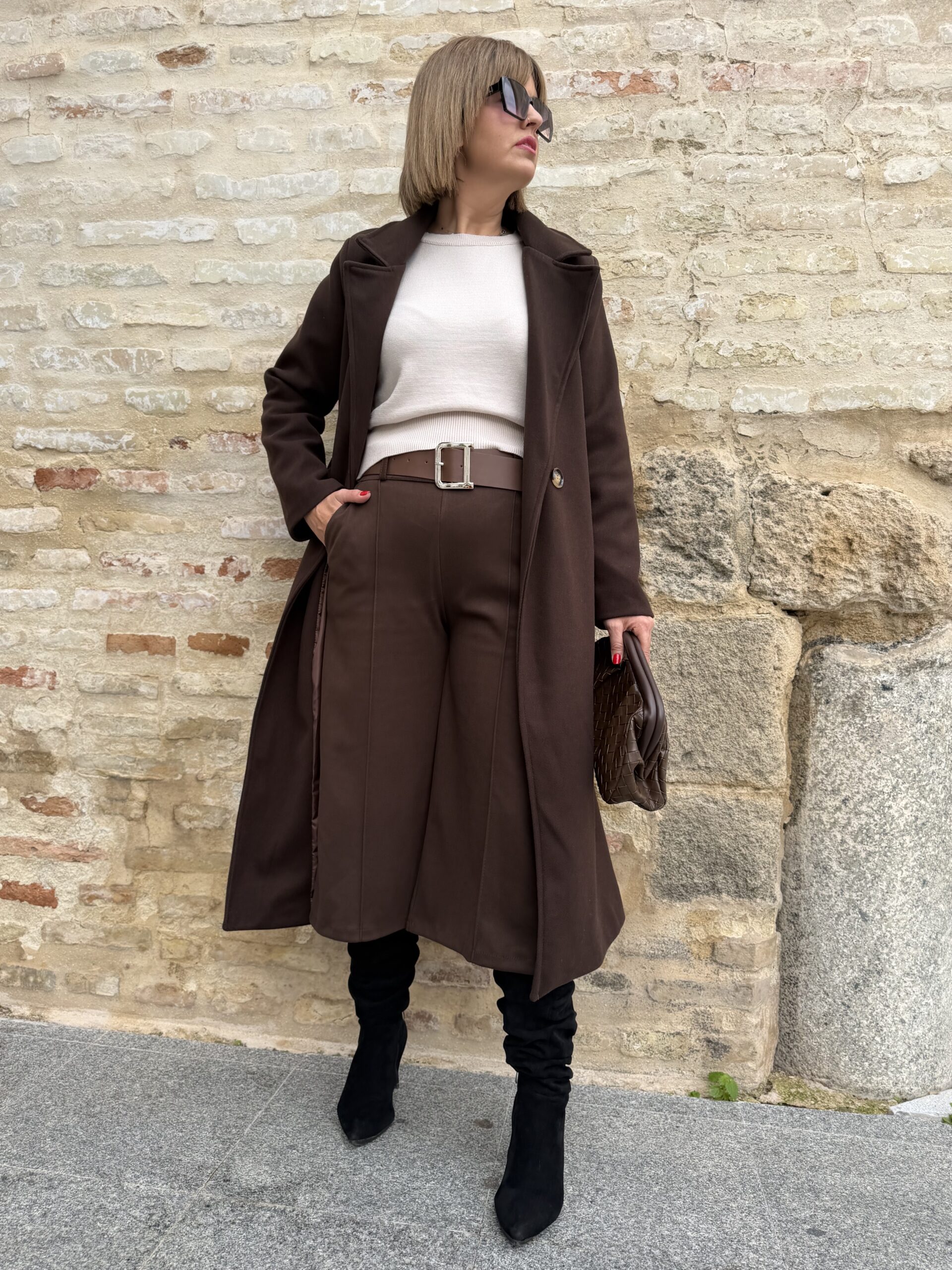 Pantalón recto midi marrón chocolate. - Imagen 5