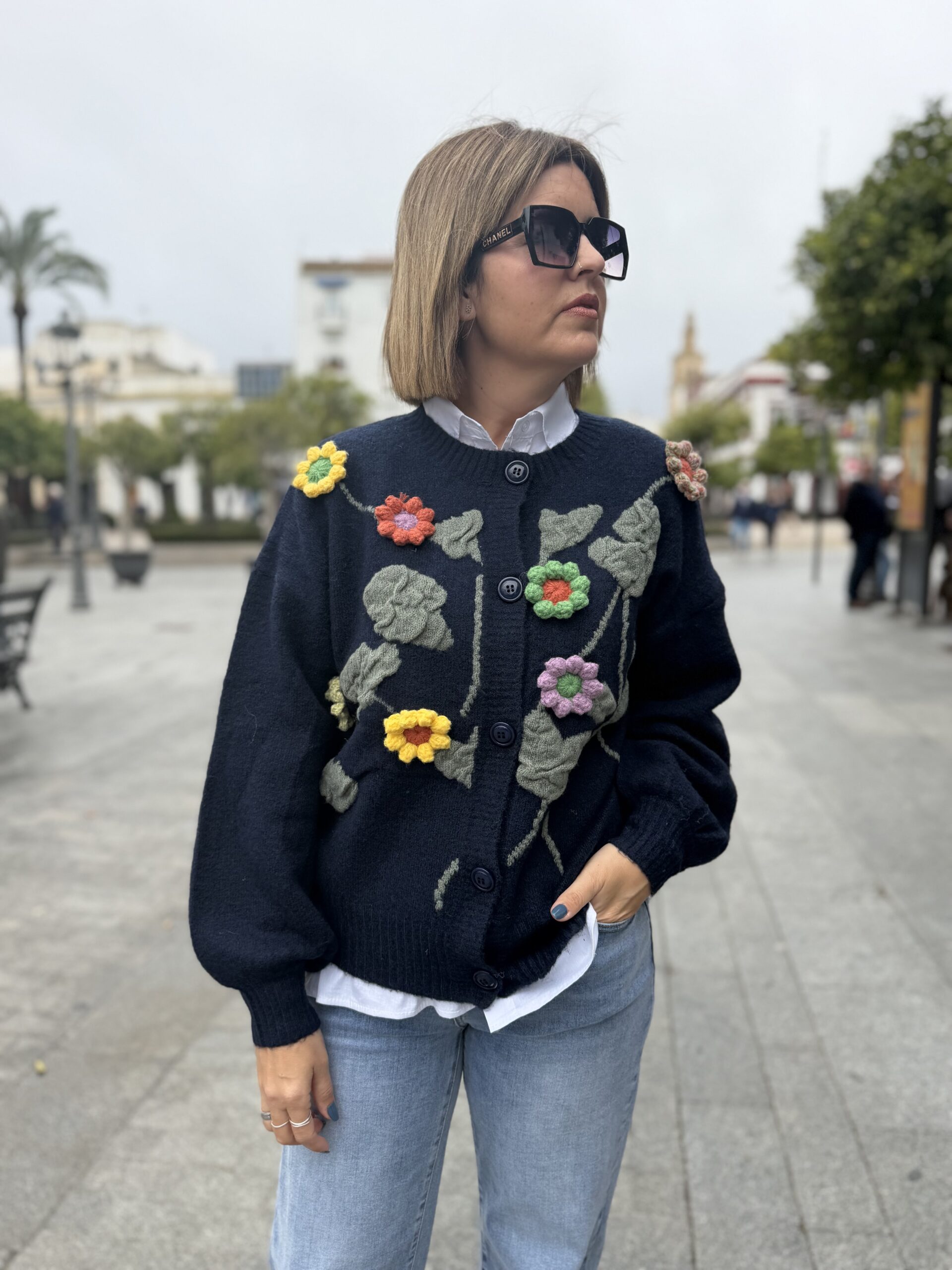 Cardigan flores premium azul marino. - Imagen 4