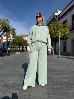 Conjunto EASY STYLE verde.