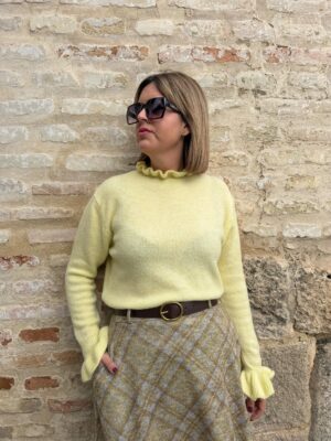 Jersey cuello perkins volante amarillo.