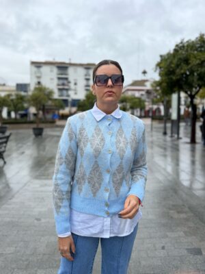 Cardigan rombos celeste-gris.