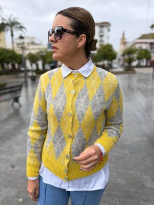 Cardigan rombos gris-amarillo.