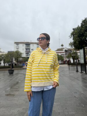 Sudadera capucha rayas amarilla.