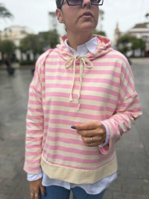 Sudadera capucha rayas rosa.
