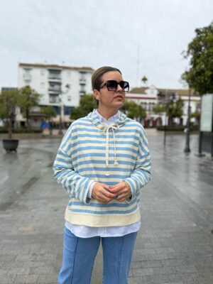 Sudadera capucha rayas celeste.