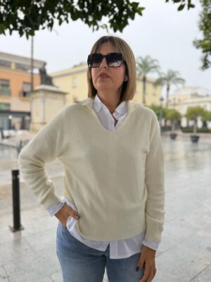 Jersey cuello polo hueso.