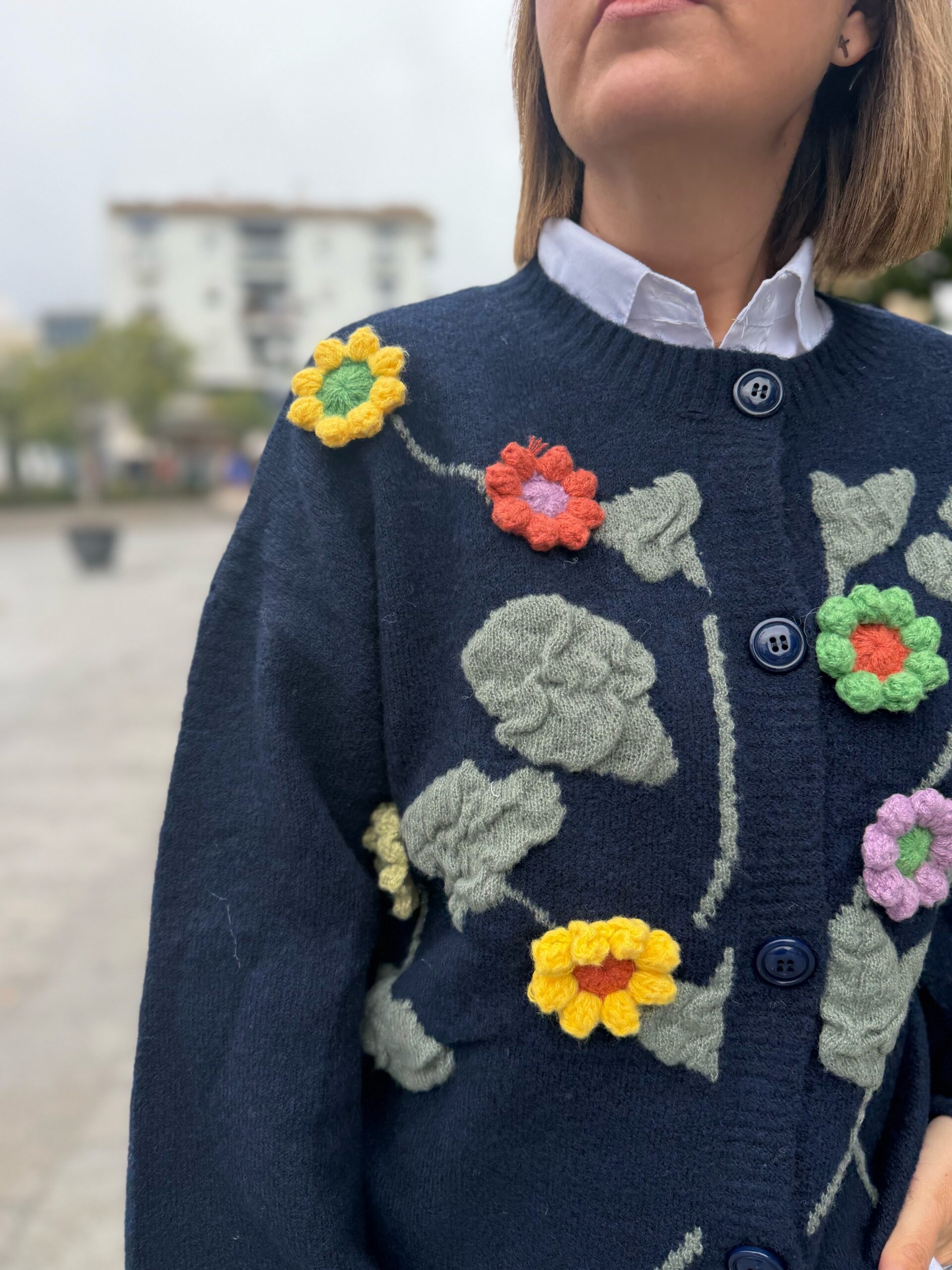 Cardigan flores premium azul marino. - Imagen 2