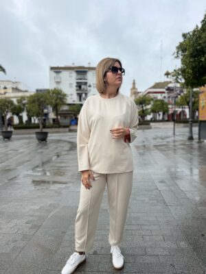 Conjunto Cold Flow beige.