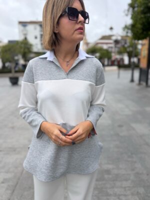 Sudadera franjas cuello polo gris.