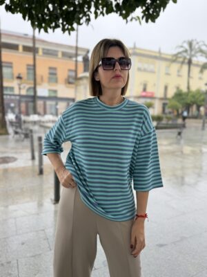 Camiseta multi raya azul.