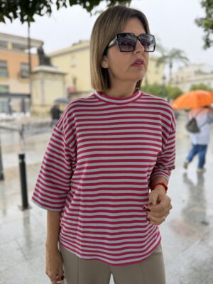 Camiseta multi raya roja.