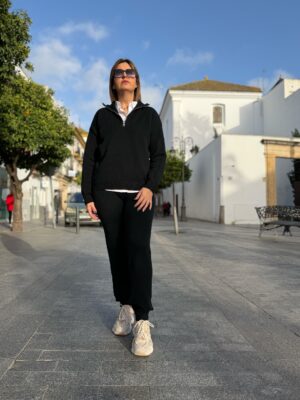 Conjunto sport de punto negro.