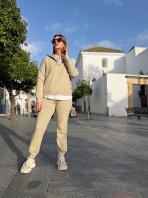 Conjunto de punto sport topo.