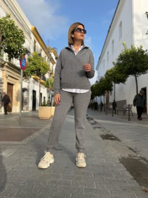 Conjunto de punto sport gris.