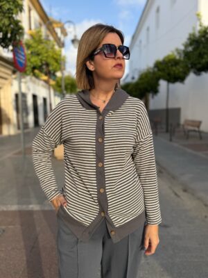 Cardigan-sudadera gris.