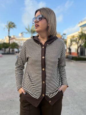 Cardigan-sudadera marrón.