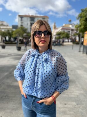 Camisa lunares cuello lazo celeste.