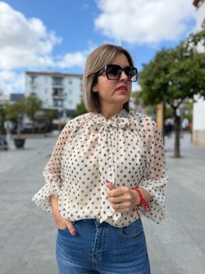 Camisa lunares cuello lazo beige.