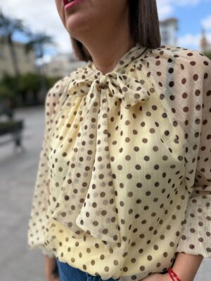 Camisa lunares cuello lazo amarilla.