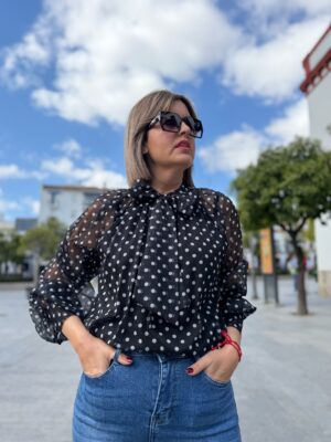 Camisa lunares cuello lazo negra.