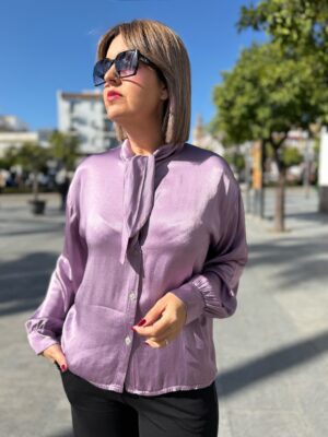 Top satinado cuello lazo rosa.