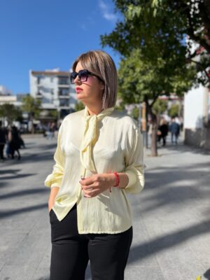 Top satinado cuello lazo amarillo.