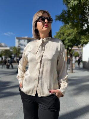 Top satinado cuello lazo beige.