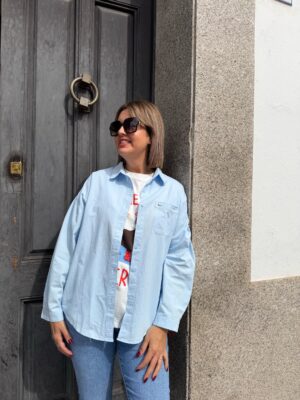 Sobre camisa verano celeste.