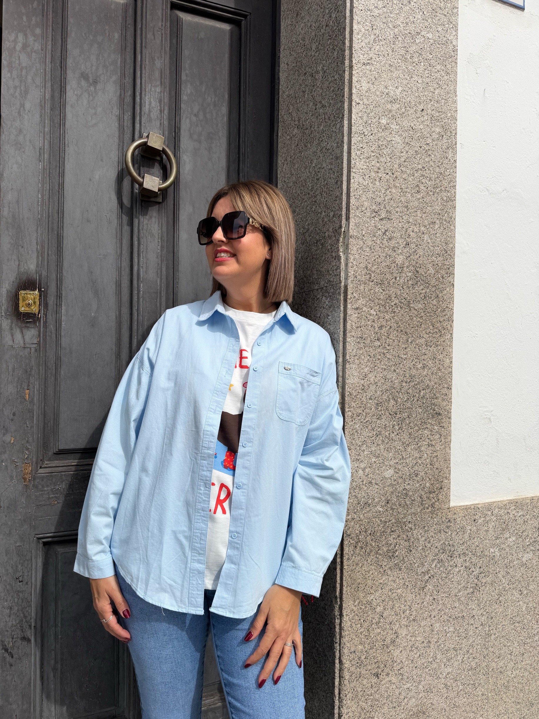 Sobre camisa verano celeste.