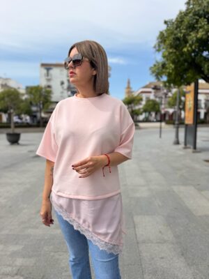 Camiseta desigual encaje rosa.
